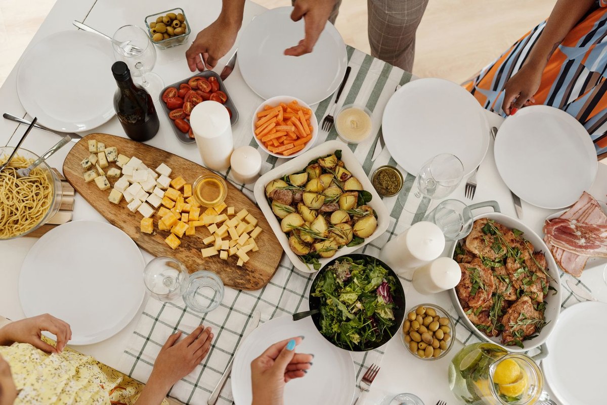 Gedeckter Tisch mit gemeinsamem Essen