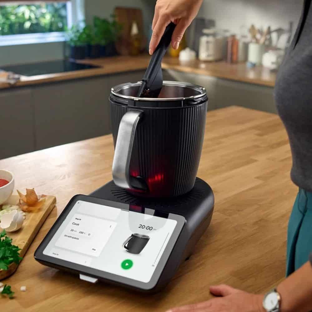 Thermomix TM7 mit Spatel im Mixtopf